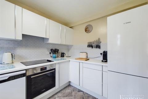 6 Maplehurst Chase, Basingstoke, RG22 4XQ