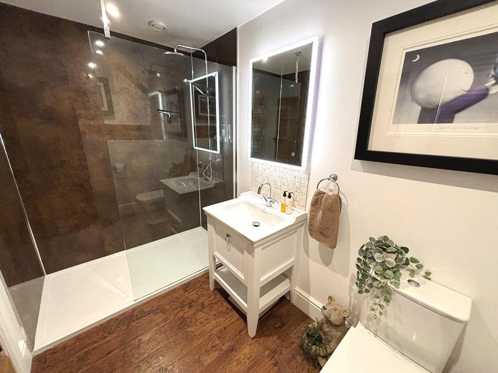 Ensuite.JPG