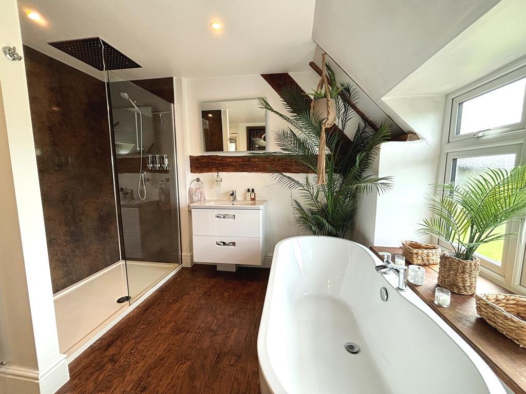 Ensuite.JPG