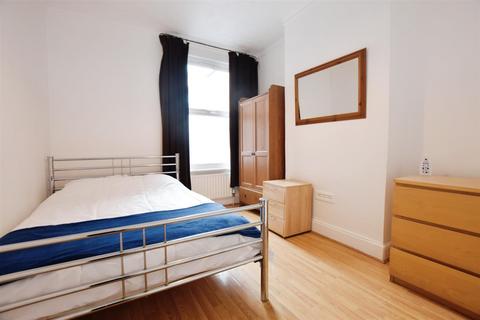 2 bedroom flat to rent, Ellora Road, Streatham SW16