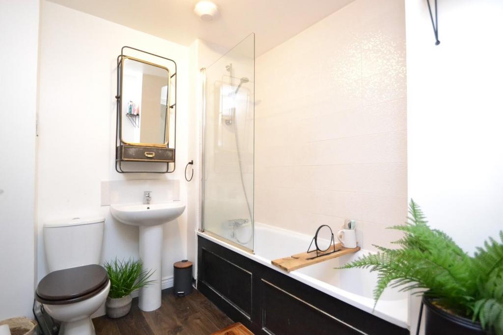 Bathroom.JPG