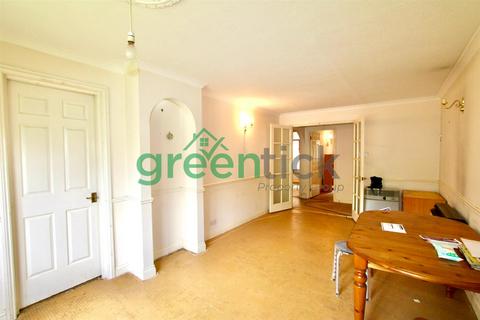 4 Haydon Close, Enfield, EN1 2BN