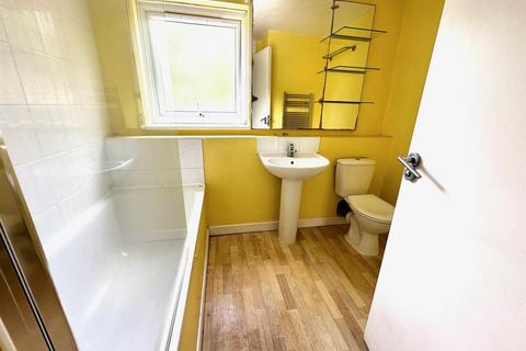 1 bedroom flat to rent, Cross Road, Uxbridge, Middlesex