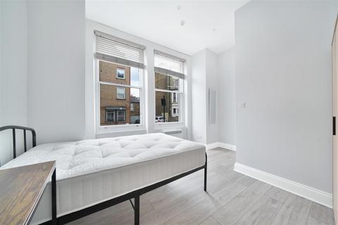 Studio to rent, Stanwick Road, London W14