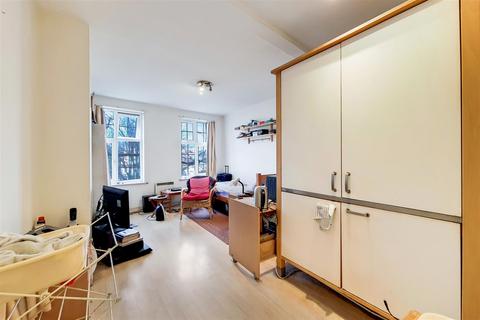 1 bedroom apartment for sale, Walton Road, East Molesey KT8