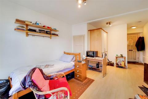 1 bedroom apartment for sale, Walton Road, East Molesey KT8