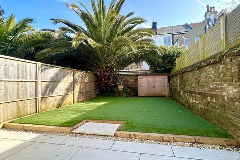 2 bedroom apartment to rent, Sackville Gardens, Hove
