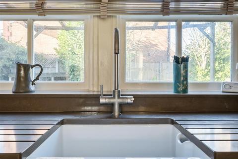 14 Aintree Drive, Chippenham, SN14 0FA
