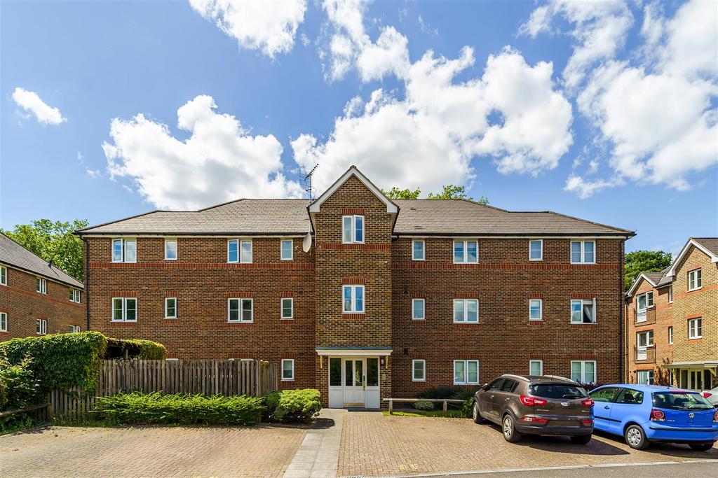 Ascot Court, Eastman Way, Epsom 2 bed flat for sale £207,000