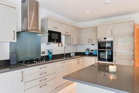 4 bedroom detached house for sale, Elder Close, Epsom Downs