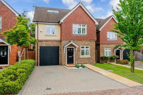 4 bedroom detached house for sale, Elder Close, Epsom Downs