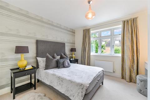 2a Elder Close, Epsom, KT17 3DD