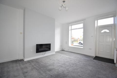 2 bedroom end of terrace house to rent, Moorlands Road, Huddersfield HD3