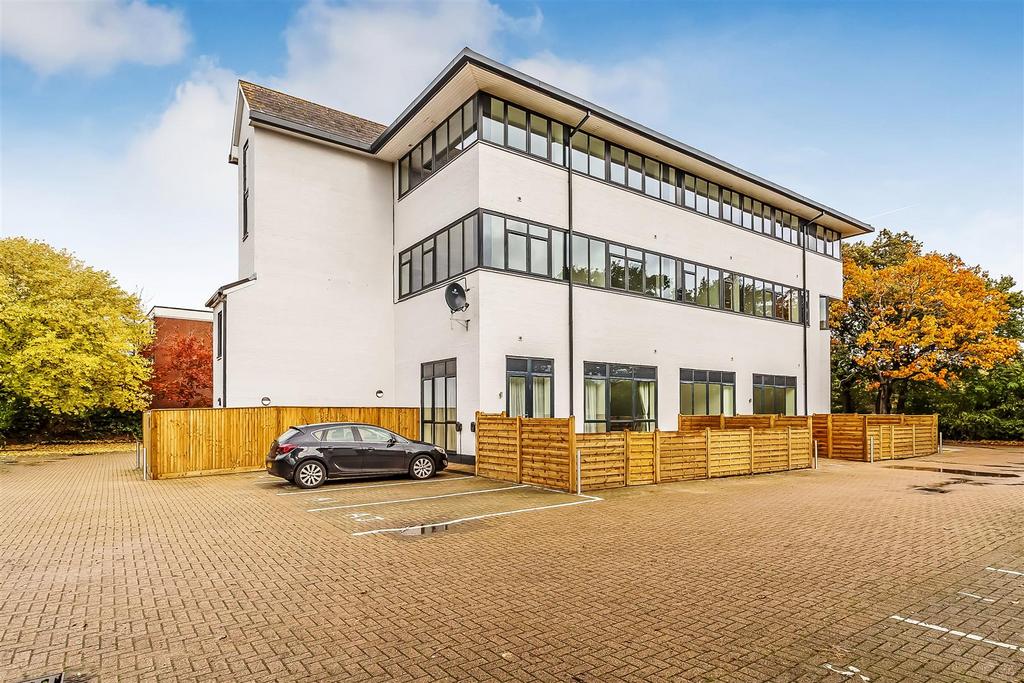 LEATHERHEAD KT22 2 bed apartment for sale - £299,500