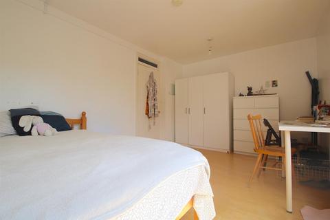 4 bedroom flat to rent, Portia Way, London E3