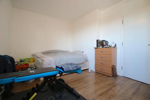 4 bedroom flat to rent, Sturdy House, London E3