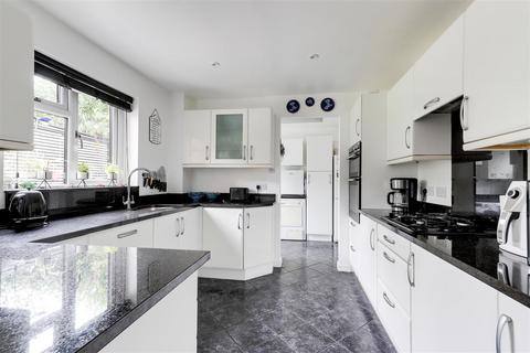 3 Abbots Way, Nottingham, NG8 1FZ
