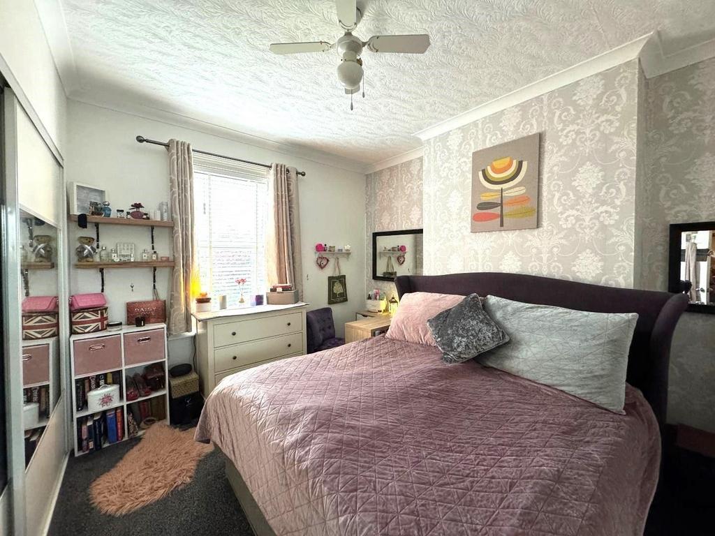 Bedroom (rear)