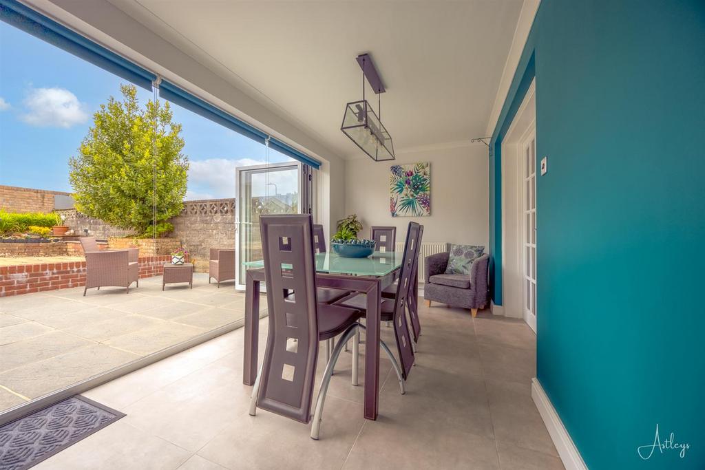 Open plan kitchen/breakfast room