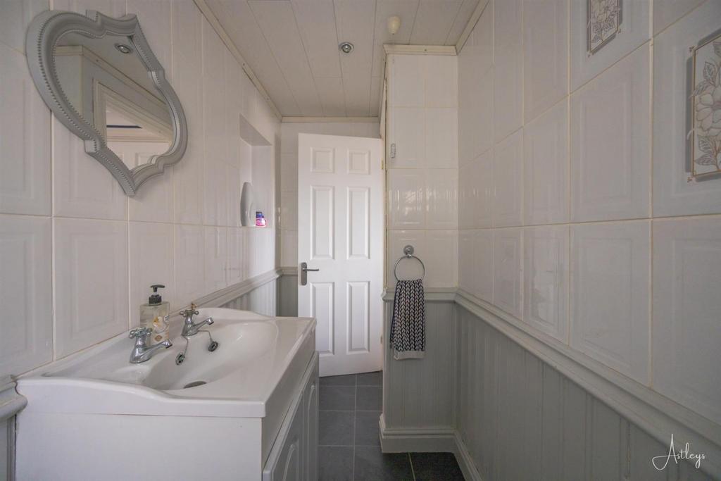 Ensuite cloakroom