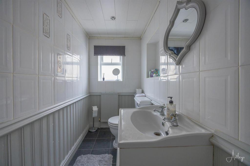 Ensuite cloakroom