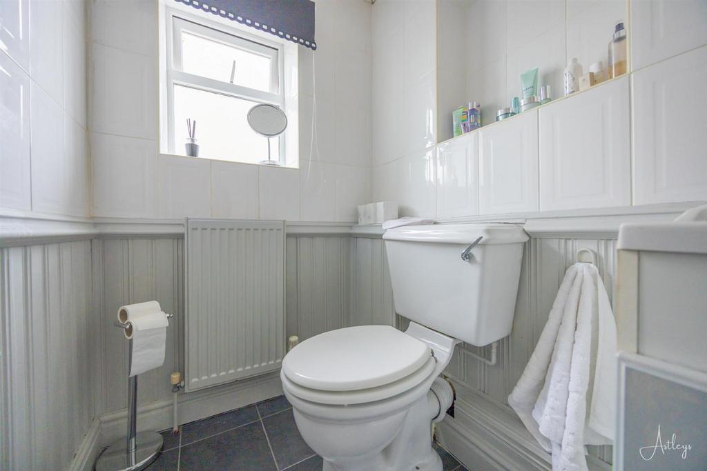 Ensuite cloakroom