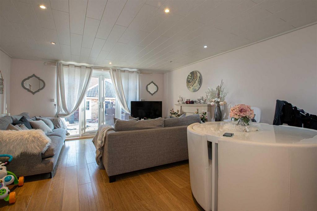 Portishead Drive, Tattenhoe 3 bed semidetached house to rent £1,550