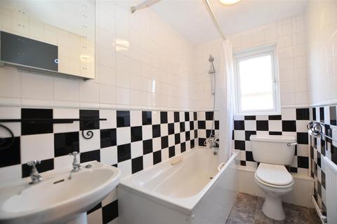 8 Higgins Walk, Hampton, TW12 3XW