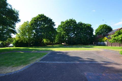8 Higgins Walk, Hampton, TW12 3XW