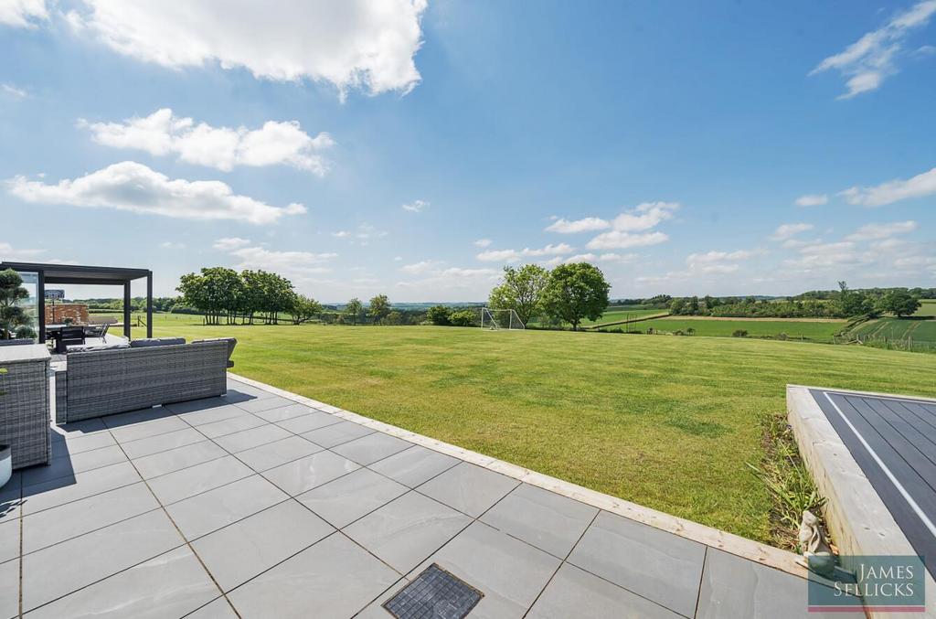 Entertaining terrace & undulating views