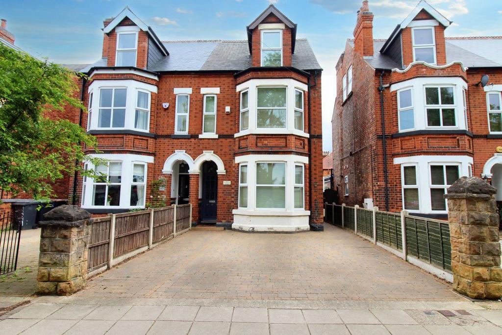 Dovecote Lane, Beeston, Nottingham... 4 bed semidetached house to rent