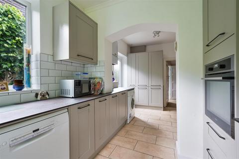 77 Hillside, Banstead, SM7 1EZ