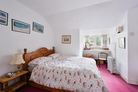 77 Hillside, Banstead, SM7 1EZ