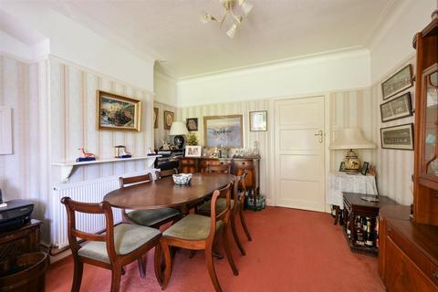 77 Hillside, Banstead, SM7 1EZ