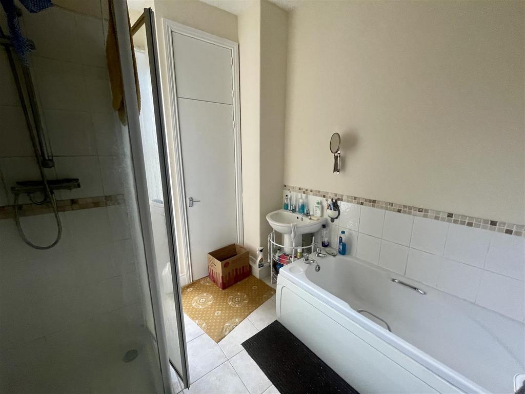 Coatsworth Road 2 bed flat to rent £595 pcm (£137 pw)