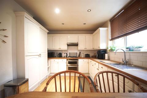 167 Tamar Way, Slough, SL3 8SZ