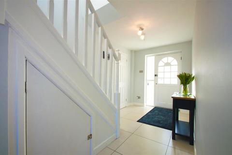 62 Talbot Avenue, Slough, SL3 8DE