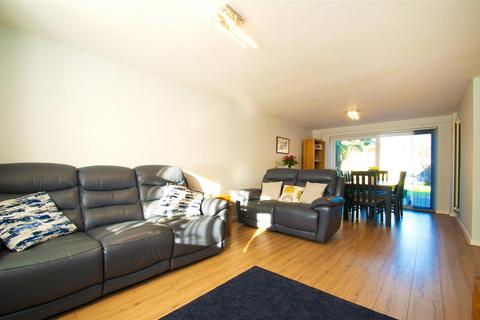 62 Talbot Avenue, Slough, SL3 8DE
