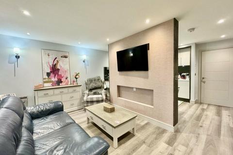 2 bedroom flat for sale, Madison Gardens, Liversedge, WF15