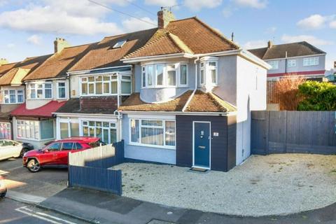 3 bedroom end of terrace house to rent, The Chase Chatham ME4