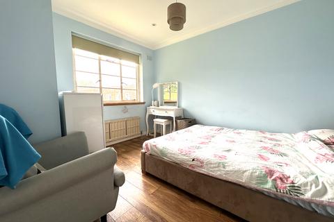 4 bedroom flat to rent, Colebrook Close, London SW15