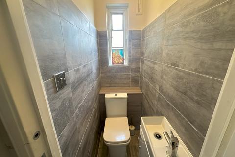 4 bedroom flat to rent, Colebrook Close, London SW15