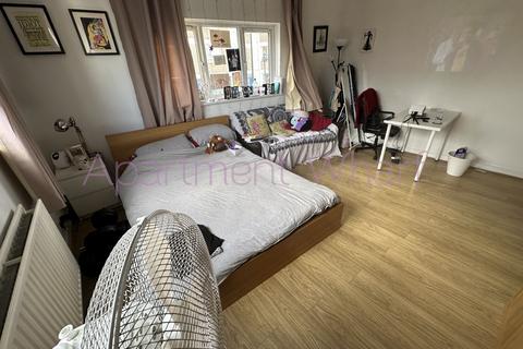 1 bedroom in a flat share to rent, A Bow Common Lane    (Mile End ), London, E3