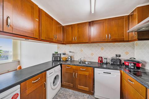 2 bedroom flat for sale, Ingledew Court, Alwoodley, Leeds, LS17