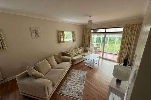 3 bedroom bungalow to rent, Park Avenue, Eastbourne