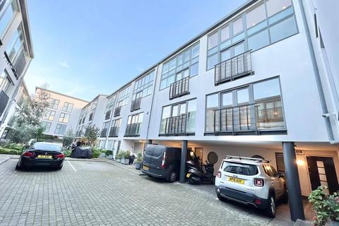 4 bedroom mews to rent, Warfield Road, London NW10