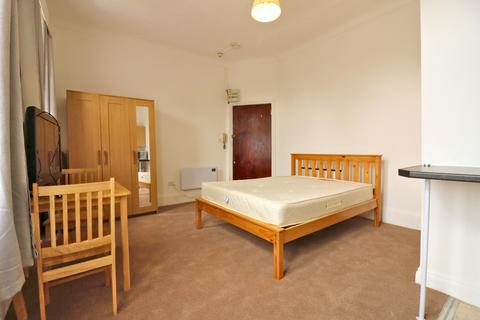 Studio to rent, Castlebar Hill,  Ealing, W5