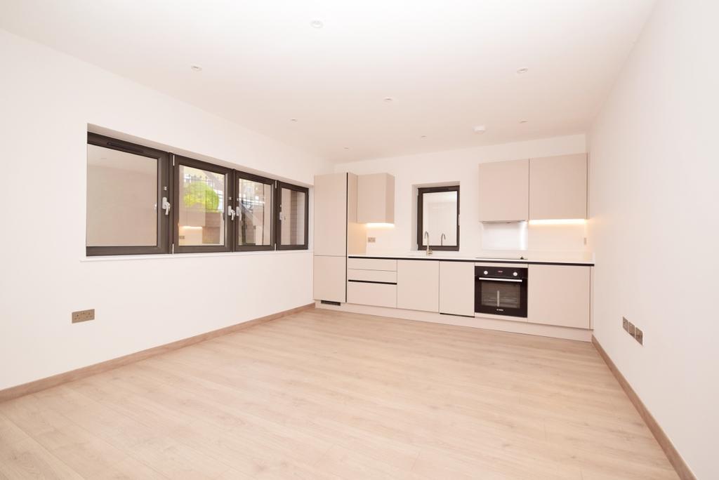 Croydon Road Caterham CR3 2 bed apartment to rent £1,650 pcm (£381 pw)
