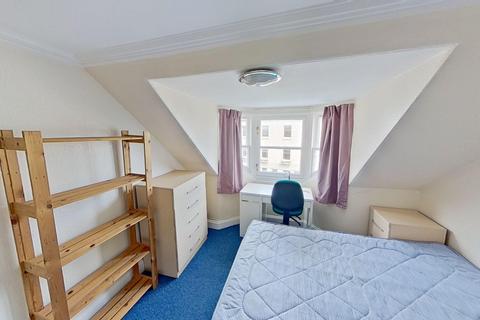 3 bedroom flat to rent, Market Street, St Andrews, KY16