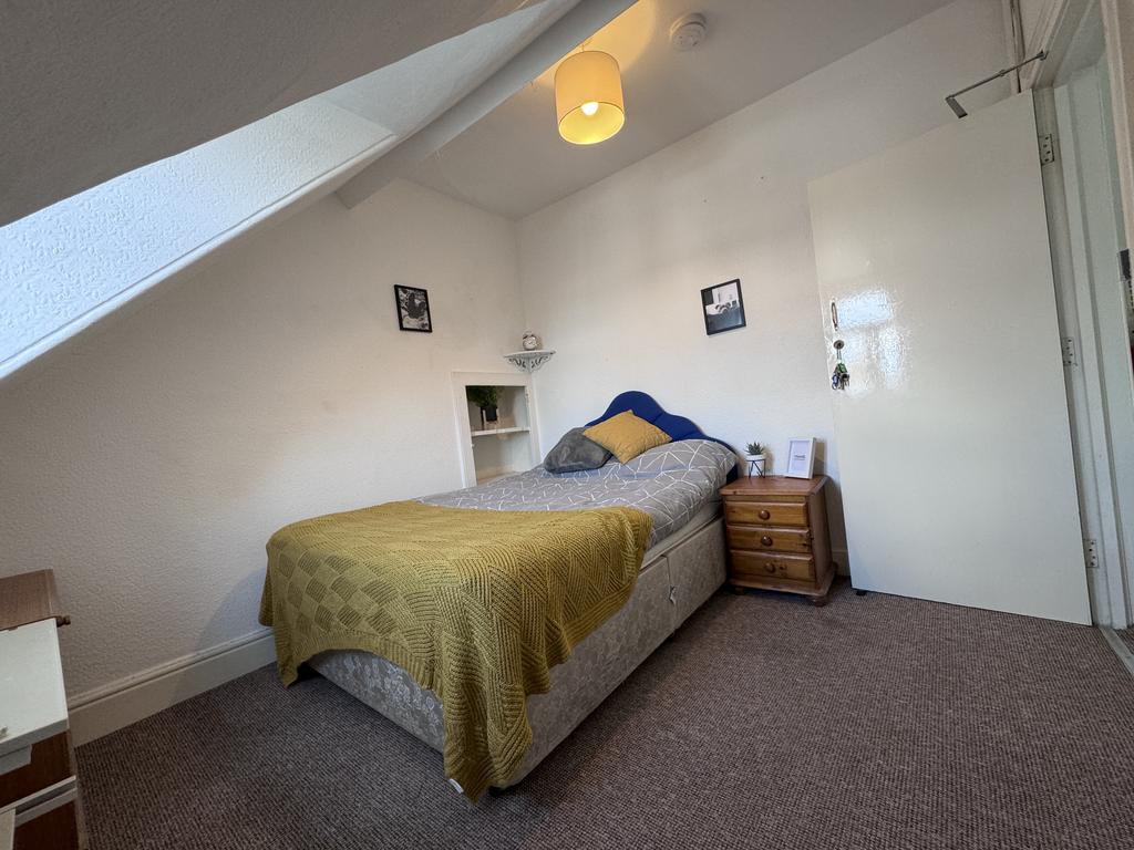 17 Headland Park Flat 2 3 bed apartment £636 pcm (£147 pw)